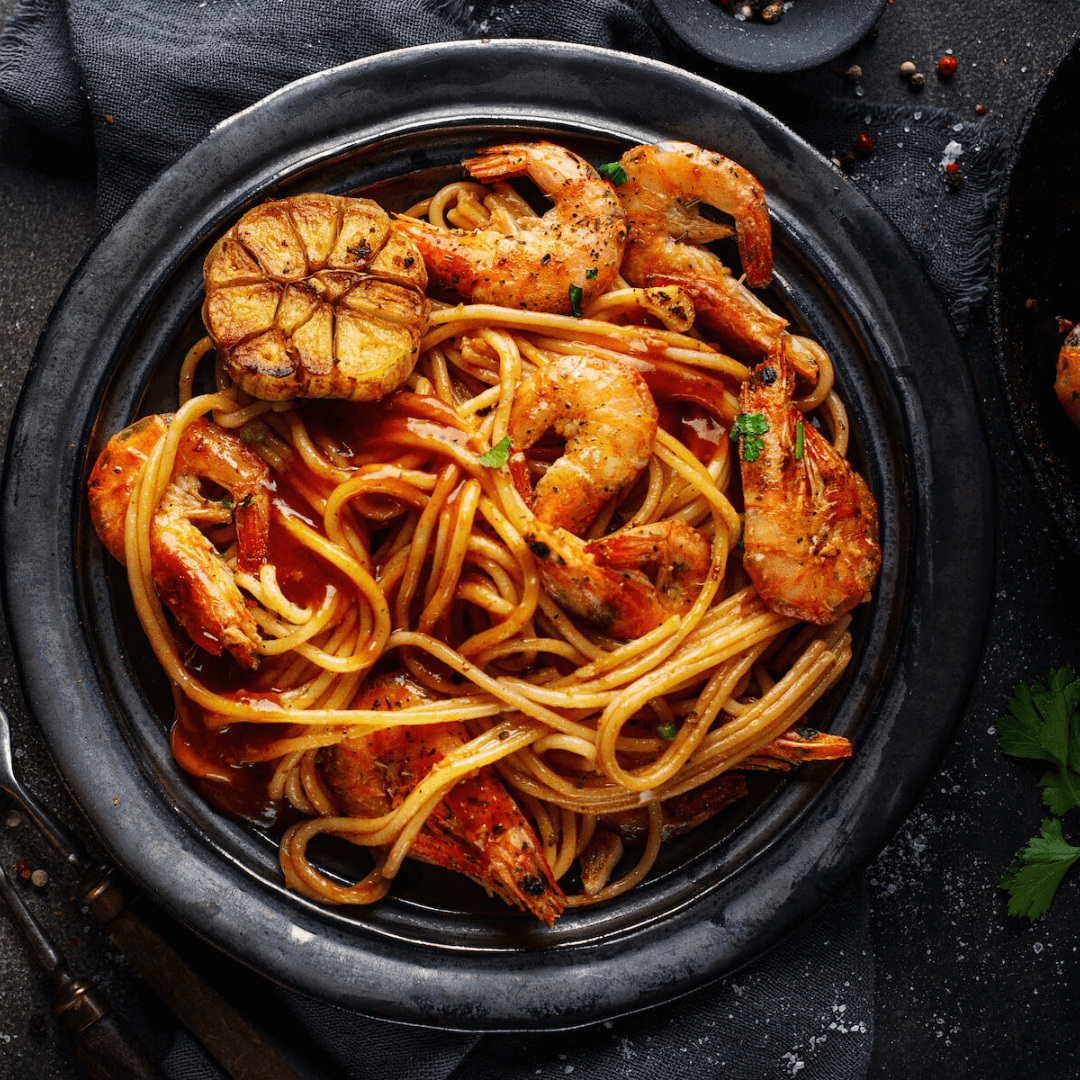 Pasta mit Shrimps und karamellisierter Knoblauchknolle in Tomatensoße