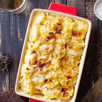 Cremiges Kartoffelgratin mit goldbrauner Käsekruste in einer Auflaufform
