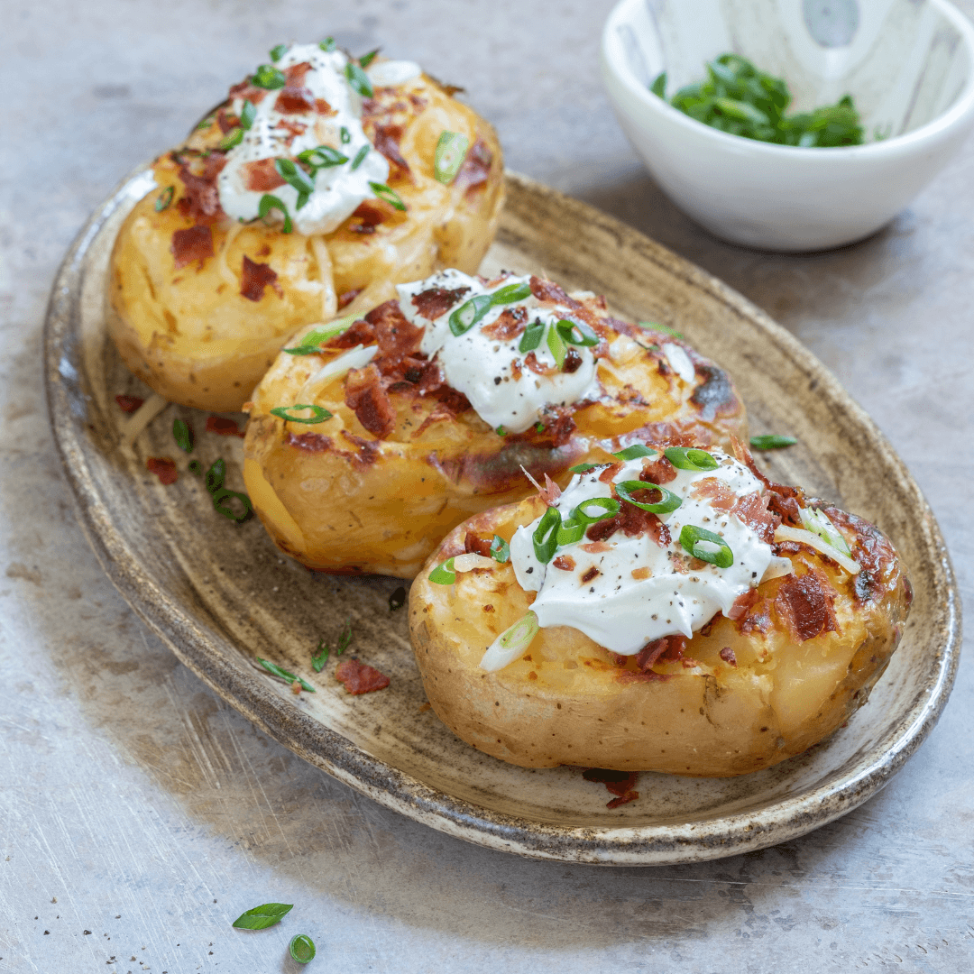 Gefüllte Käse-Kartoffeln mit Speck und Frühlingszwiebeln