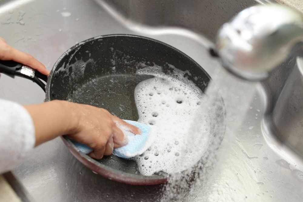 Beschichtete Pfanne reinigen: Schonende Anleitung