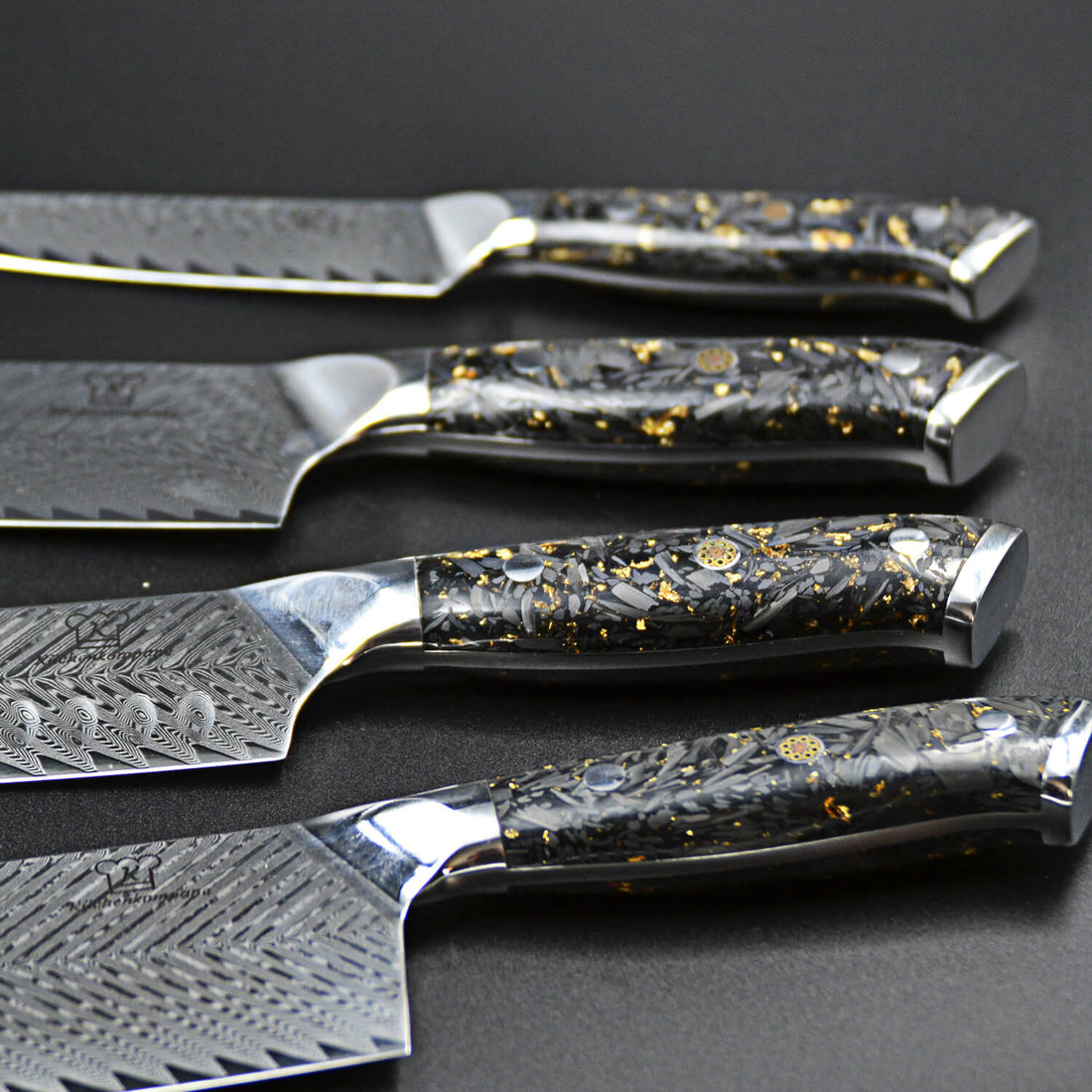 Detailaufnahme der Kiiro Damastmesser Griffe mit schwarzer Epoxid-Maserung
