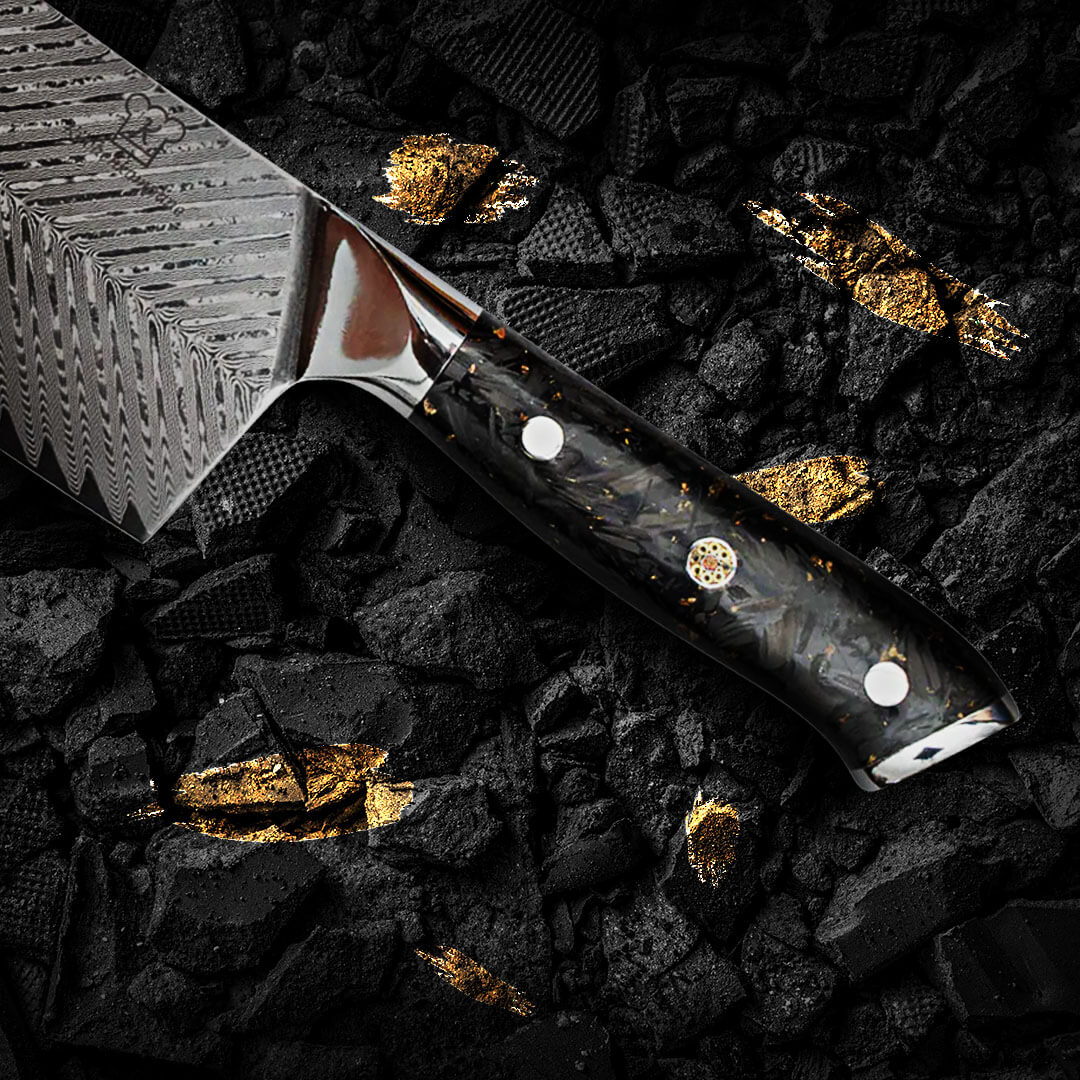 Kiiro Damastmesser in dunkler Lifestyle-Szene mit goldenen Akzenten