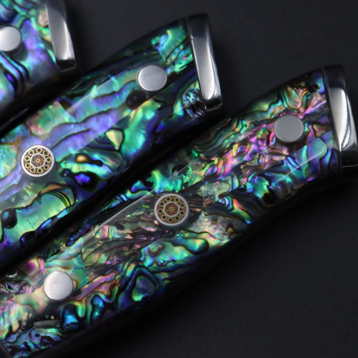 Nahaufnahme der Sheru Damastmesser Griffe