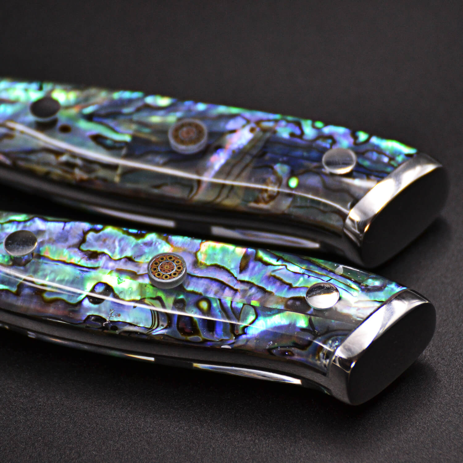 Detailaufnahme des Sheru Damastmesser Griffs