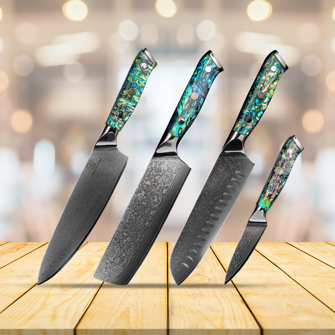 Sheru Damastmesser Set, 4-teilig auf Holzunterlage präsentiert